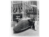 buckminster-fuller-fotografiado-con-el-dymaxion-car-3-enfrente-de-la-crystal-house-de-george-f-keck-1_0